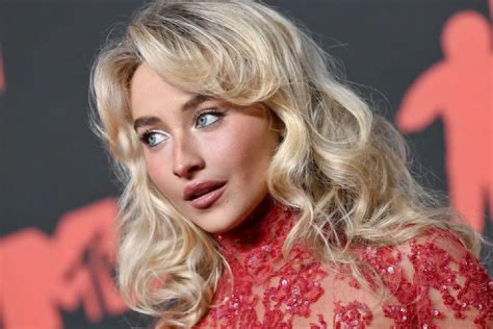 Sabrina Carpenter's Dramatic Transformation: Makeup And Without